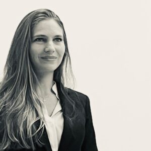 frauenzentralezuerich-frau-blazer- schwarz-lange-haare